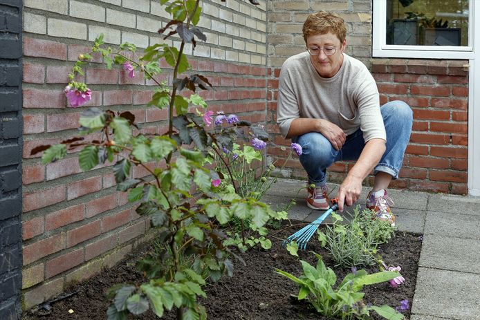 Irense Janssens in haar achtertuin. Waar nu plantjes staan, lagen tot voor kort tegels.