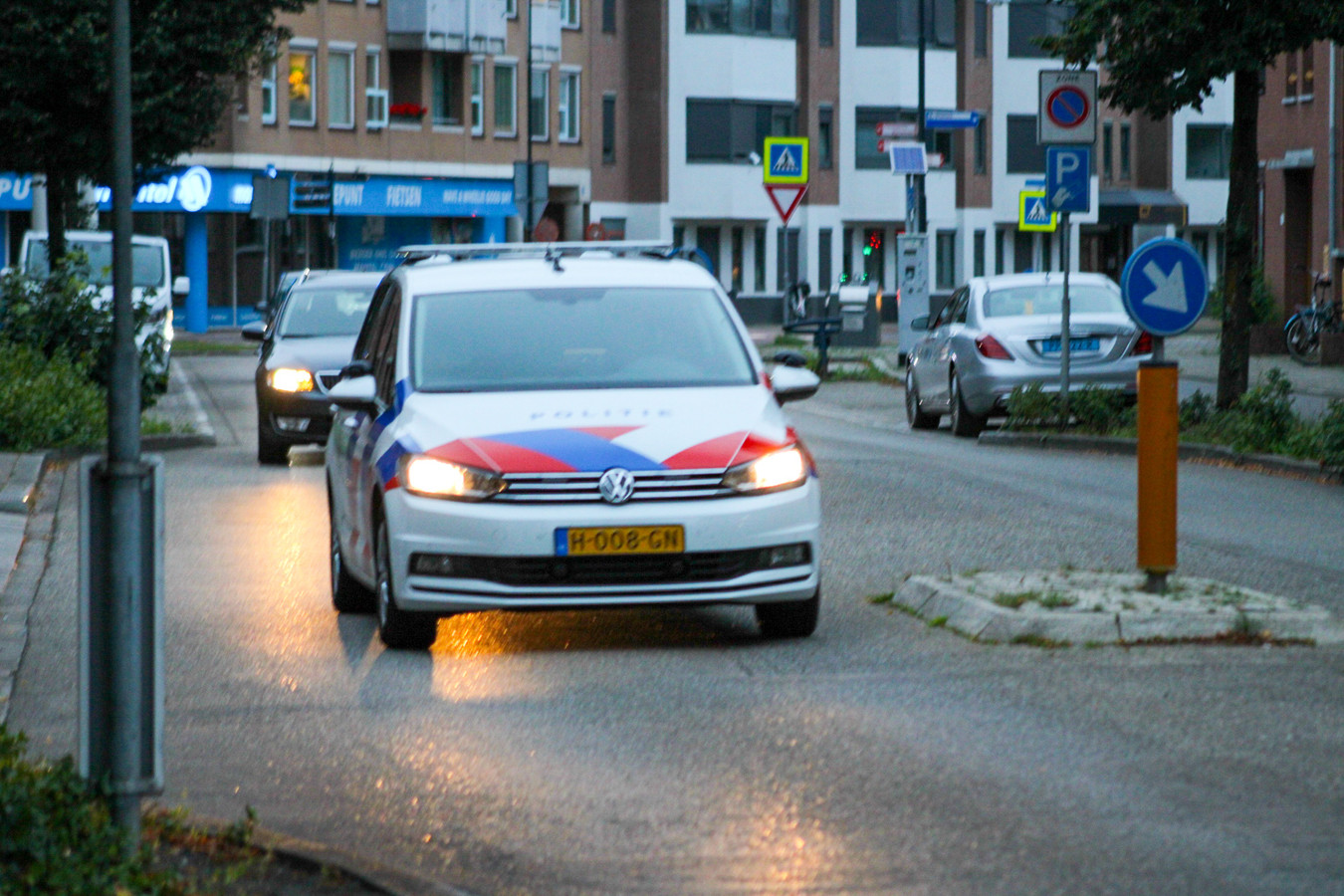 De politie zoekt man na beroving bij station Apeldoorn.