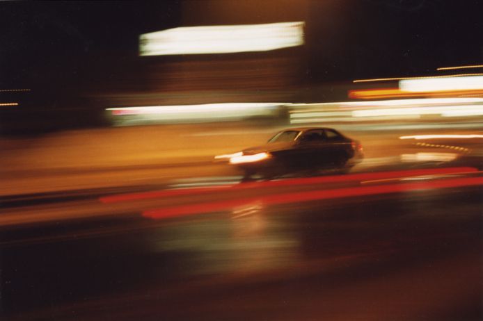 Een auto raast voorbij, foto ter illustratie.
