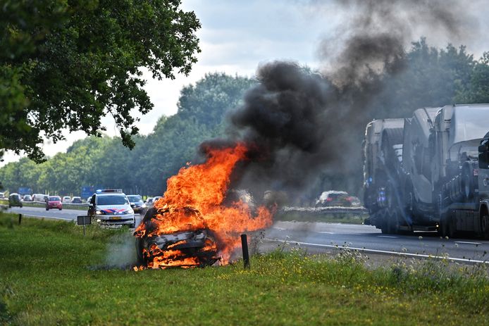 Auto uitgebrand op A58 bij Sint Willebrord.