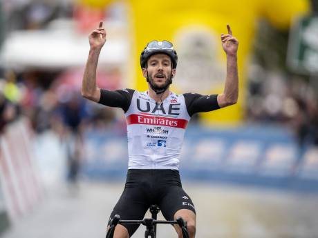 Adam Yates neemt met dubbelslag in Koninginnenrit Ronde van Romandië leiderstrui over van ploeggenoot Juan Ayuso
