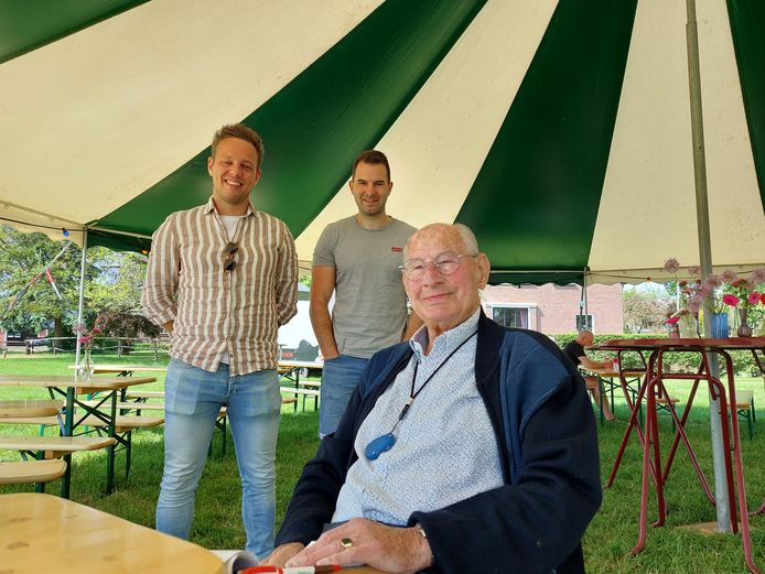 Thé Janssen, ook bekend als Thé de post, is het oudste lid van schutterij EMM. Jelle Hampsink (links) en Iep Jurrius zijn bestuursleden van de jongere generatie.