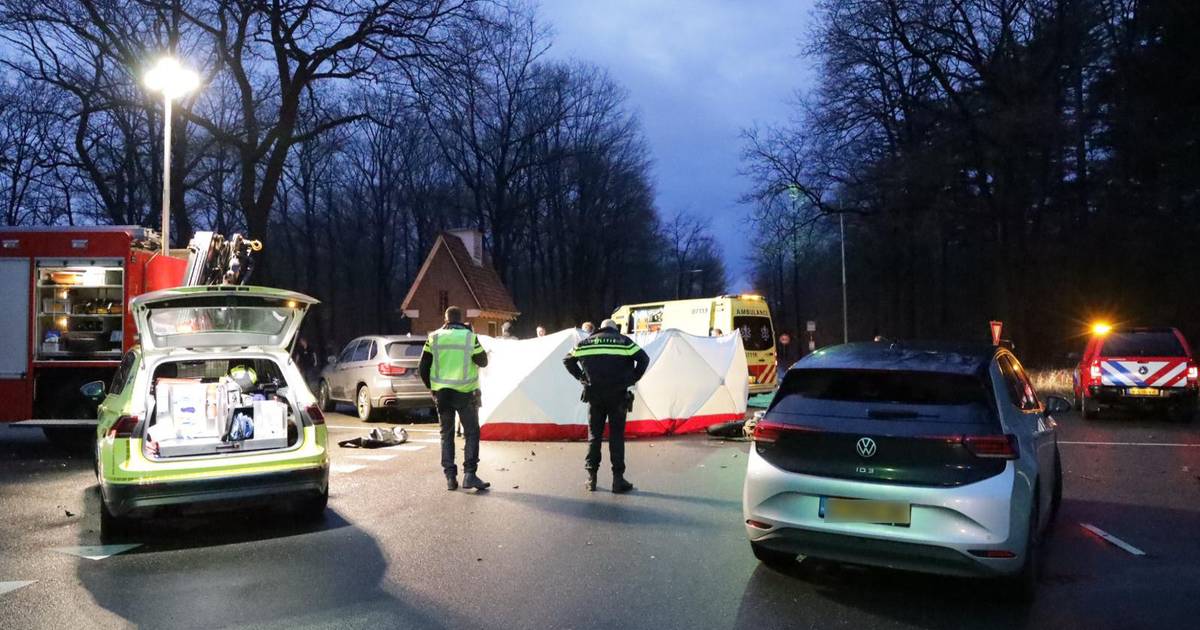 Dode bij botsing tussen motorrijder en politiewagen in Arnhem