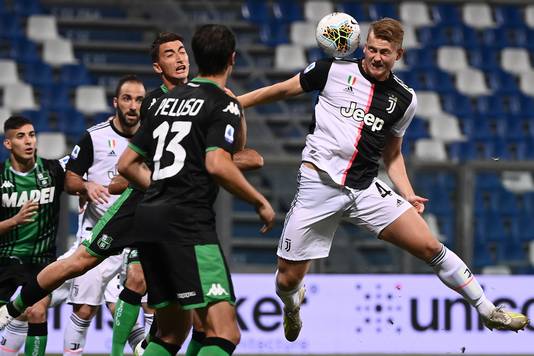 Matthijs de Ligt in actie tijdens Sassuolo - Juventus (3-3) op 15 juli.