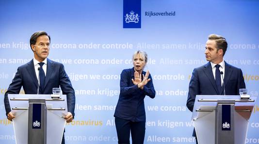 Premier Mark Rutte (L) en minister Hugo de Jonge (Volksgezondheid, Welzijn en Sport) tijdens een persconferentie over de huidige stand van zaken omtrent het coronavirus in Nederland.