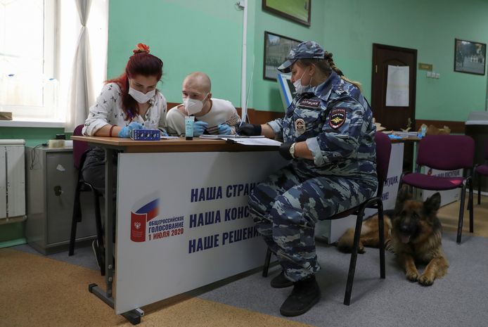 Voorbereidingen op een stembureau in Rusland, waar sinds vanochtend gestemd wordt over een grondwetswijziging.