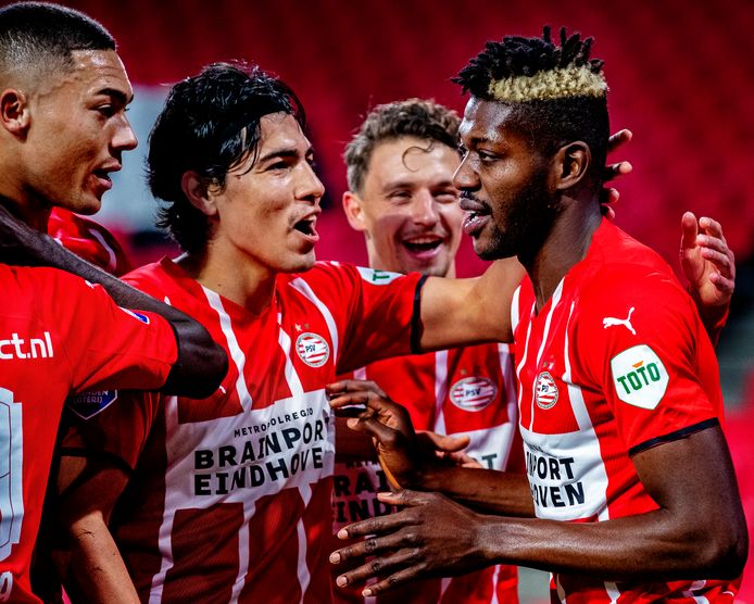 Ibrahim Sangaré wordt door zijn collega's gefeliciteerd na de 1-0 voor PSV.