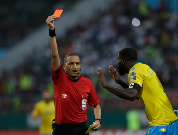 Sidney Obissa moet van het veld na zijn tweede gele kaart.