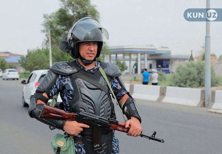 een Oezbeekse ordehandhaver in Noekoes, de hoofdstad van Karakalpakstan. Beeld via REUTERS