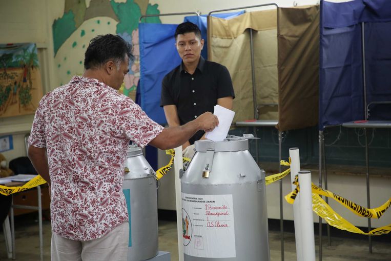 Een Surinaamse kiezer brengt zijn stem uit in Paramaribo.  Beeld ANP