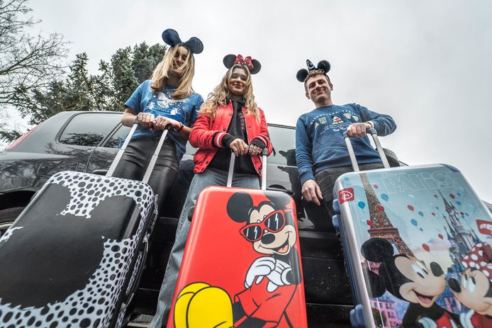 Tony Seger vertrekt samen met zijn nichtje Aléjandra (rood) en haar vriendin Sanne (blauw) naar Disneyland Parijs om daar oud en nieuw te vieren.