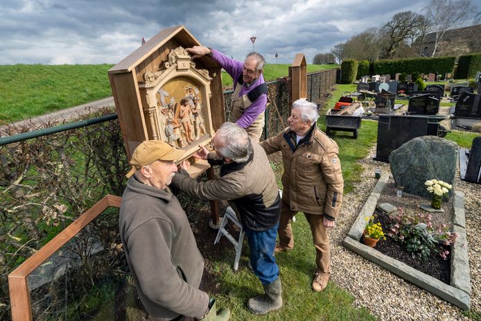 De staties worden in de kapellen geplaatst  op de begraafplaats van de Sint Bavokerk in Angeren. Van links naar rechts: Henk Molthof, Harrie Rutjes, Willy Derksen en Alex Knipping.