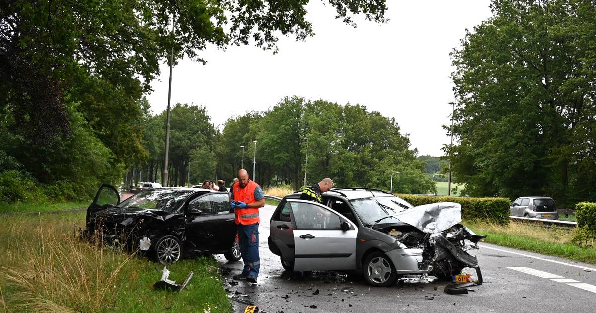 Eén gewonde bij frontale botsing in Arnhem, weg afgesloten.