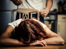 Campagne voor melden huiselijk geweld: ‘Ik vrees wat er speelt achter de voordeur bij veel mensen’