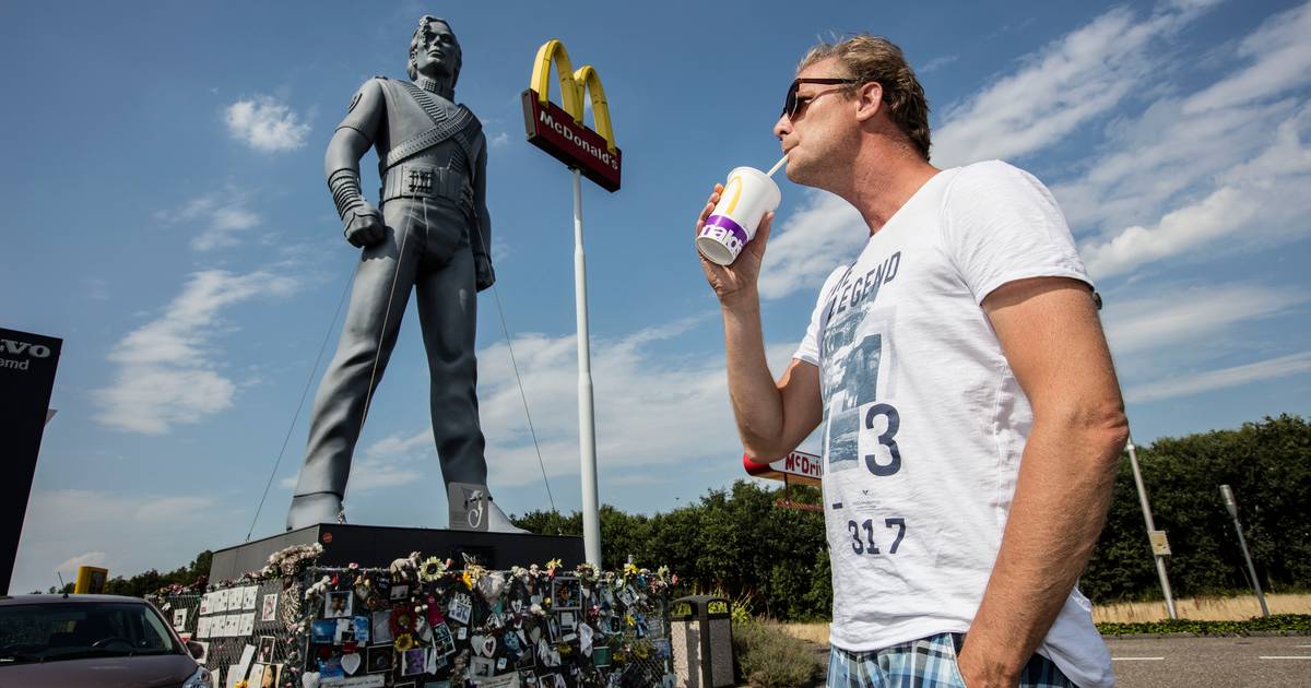 Wereldberoemd Michael Jackson Standbeeld Bij Mcdonald S Best Na Ruim Jaar Weggehaald Binnenland Ad Nl