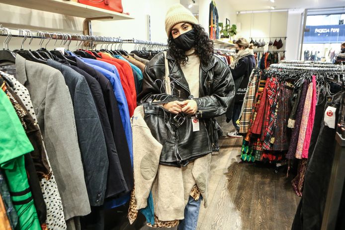 In Gent opende de grootste Think Twice-tweedehandswinkel van het land. Lalla uit Brussel is styliste en shopt voor klanten. “Hier winkelen is goed voor de planeet én voor de portemonnee.”