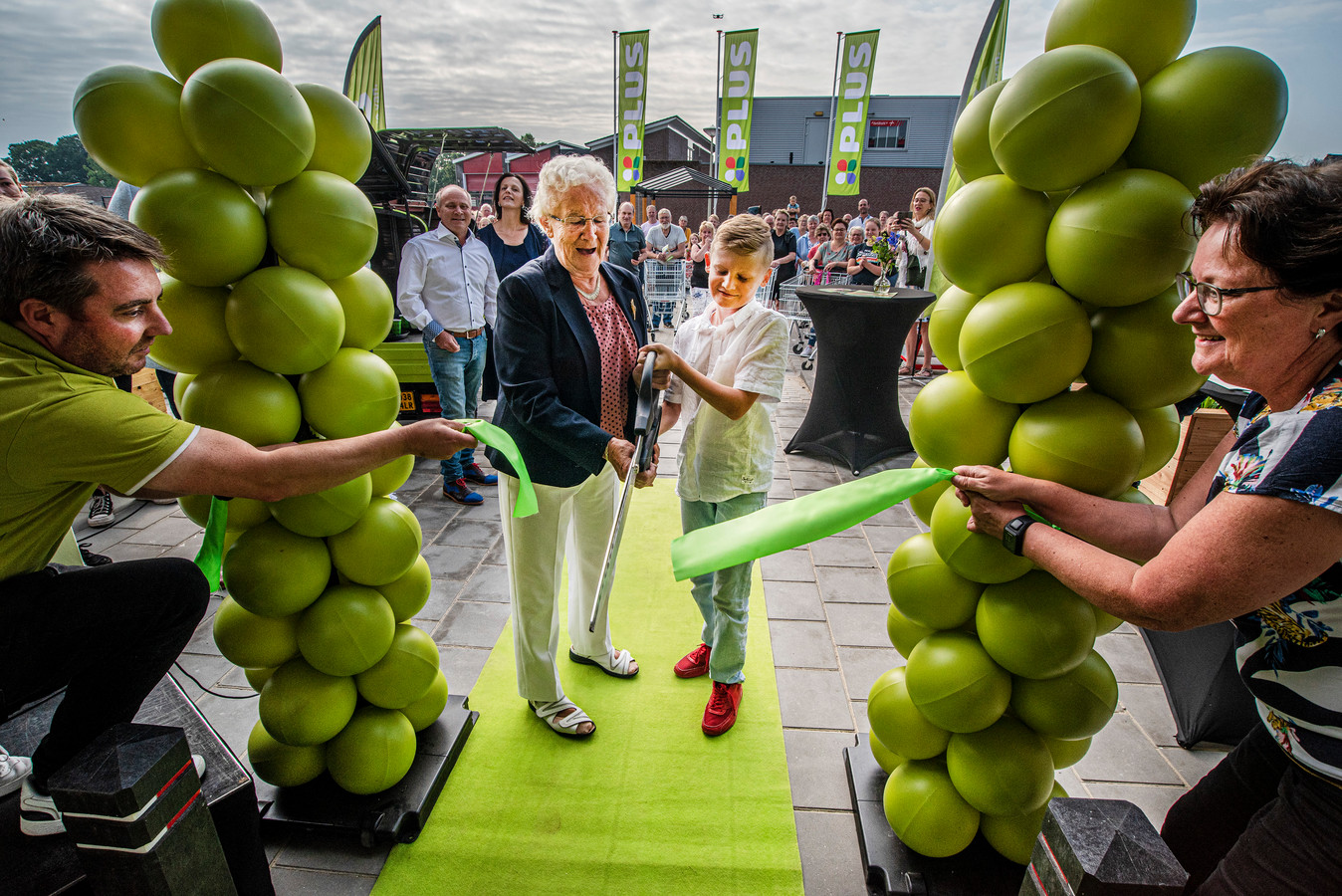 Oma Derks opent samen met de kleinzoon Valentijn de nieuwe supermarkt in Overasselt.