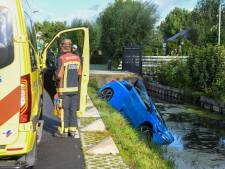 Bestuurder rijdt met auto in sloot in Nieuwerbrug