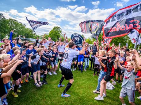 Niet de favoriet, wel de schaal: underdog Sparta Enschede is iedereen de baas en pakt de titel in 2J