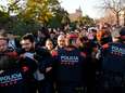 Honderden manifestanten doorbreken politiecordon bij Catalaanse parlement