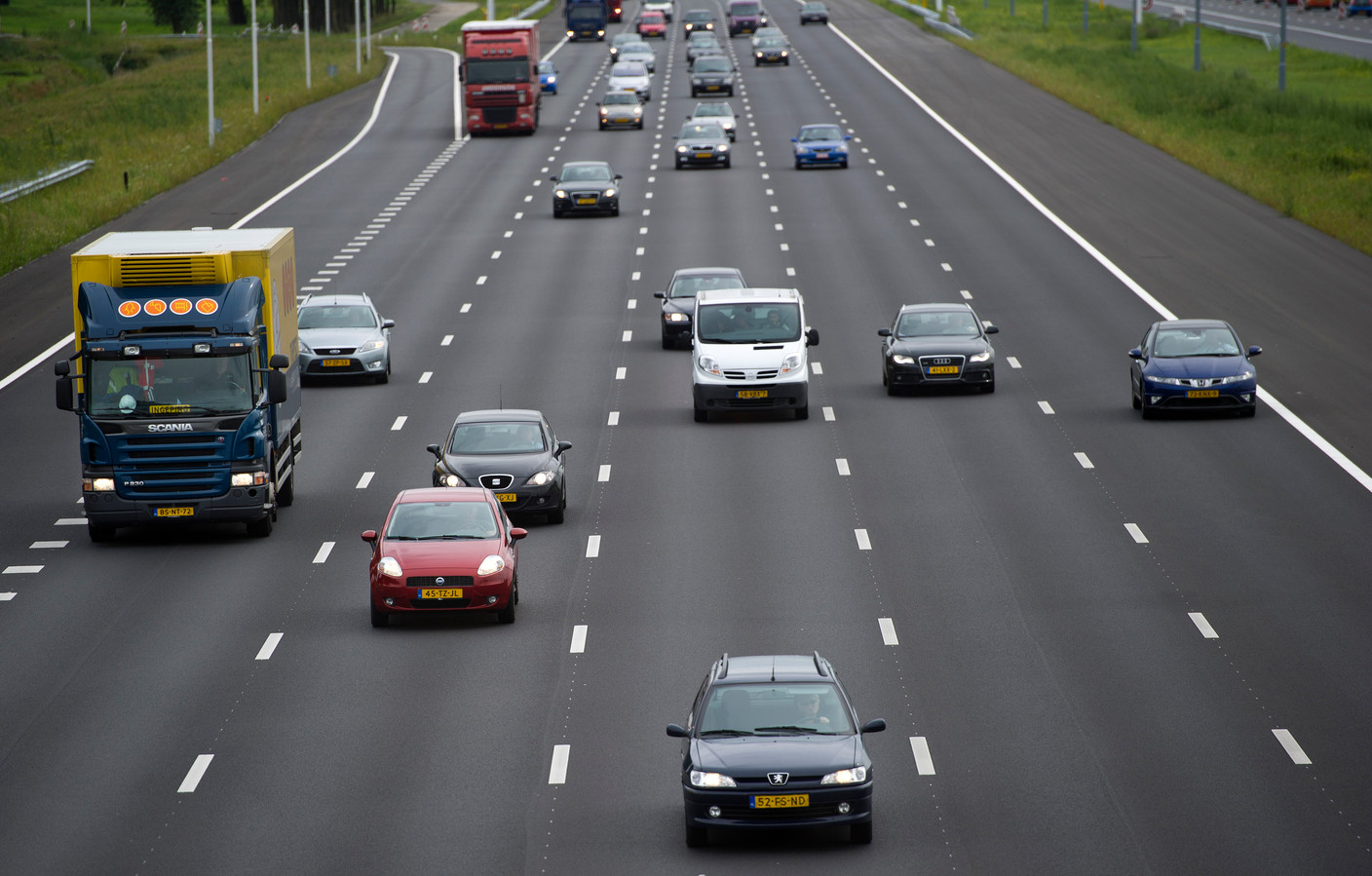 ‘Mag ik rechts inhalen op de snelweg als anderen onnodig links rijden?’ Foto AD.nl