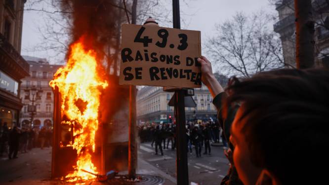 La violence monte d'un cran en France lors des manifestations, “inacceptable” pour Borne