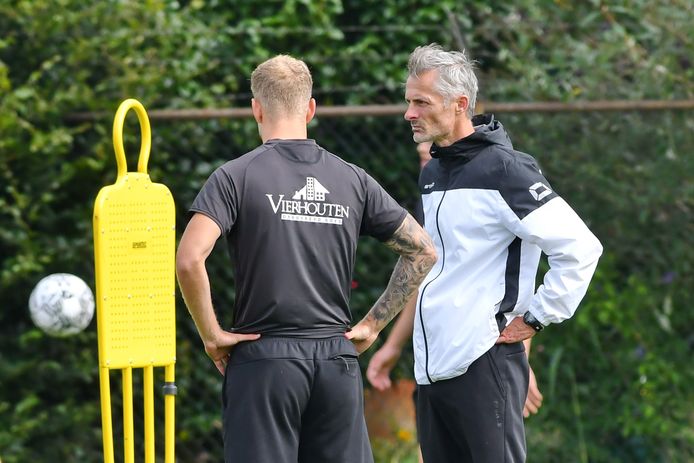Luuk Brouwers is dinsdagochtend in overleg met trainer Kees van Wonderen. De middenvelder blijft bij GA Eagles.