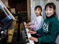 Lingyi (7) en Yuewen (11) oefenen uren voor finale van grote nationale pianowedstrijd: ‘Best wel spannend’