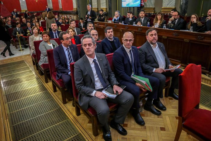De twaalf beschuldigden in de rechtszaal bij een zitting eerder dit jaar. Op de voorste rij vlnr. de voormalige regionale ministers  Joaquim Forn, Raul Romeva en Oriol Junqueras.