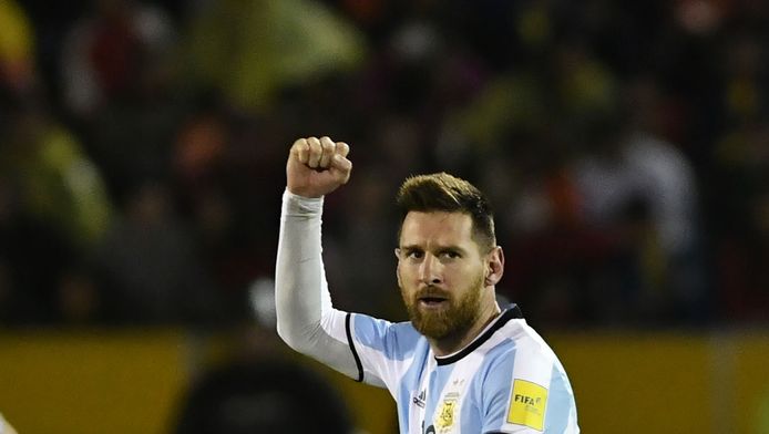 Messi viert een doelpunt tegen Ecuador.