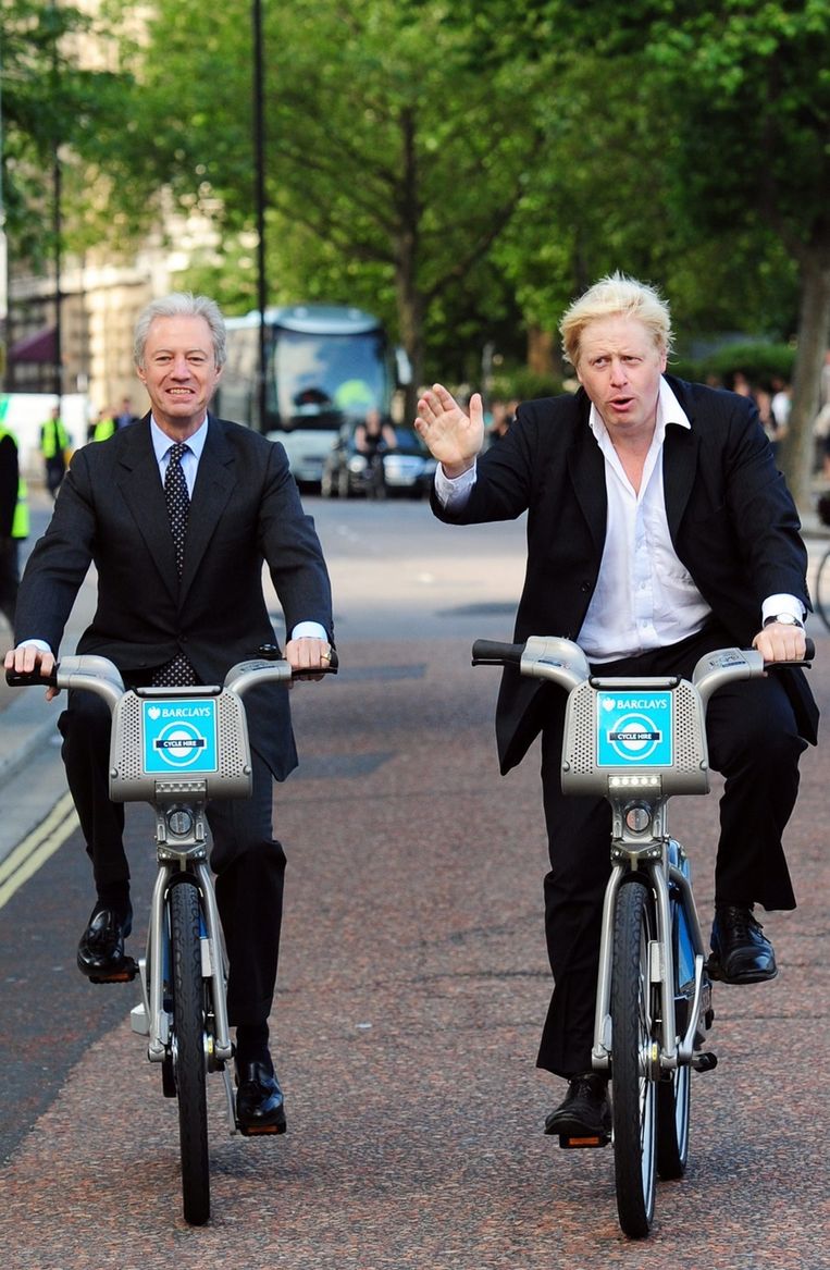 Boris Johnson, hier wel op de fiets, maar zonder blondine achterop Beeld epa
