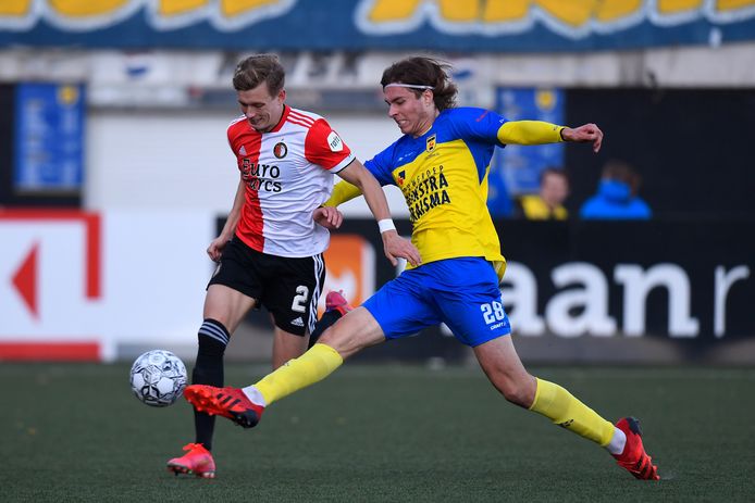 Marcus Pedersen in duel met Robert Uldrikis tijdens Cambuur - Feyenoord (2-3) eerder dit seizoen.