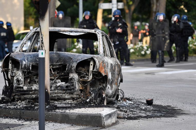 Een uitgebrande auto in Dijon.  Beeld AFP
