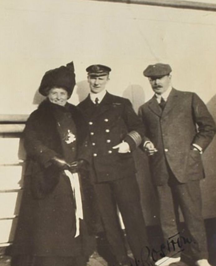 Louis M. Ogden en zijn vrouw Augusta, samen met de kapitein van de RMS Carpathia, tijdens hun wereldreis die hen tot op de plaats van de ramp zou brengen.