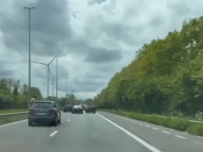 KIJK. Nieuwe beelden van trouwstoet in Haaltert tonen hoe mensen uit auto hangen aan snelheid van 60 kilometer per uur 