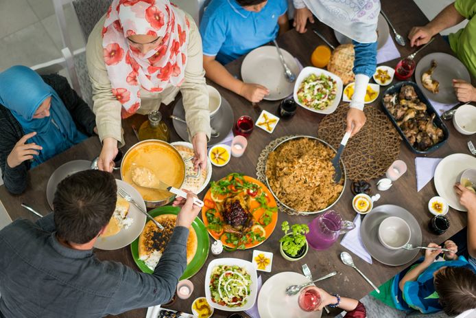 Moslims verzamelen voor de iftar, de maaltijd die tijdens de ramadan na zonsondergang genuttigd wordt.