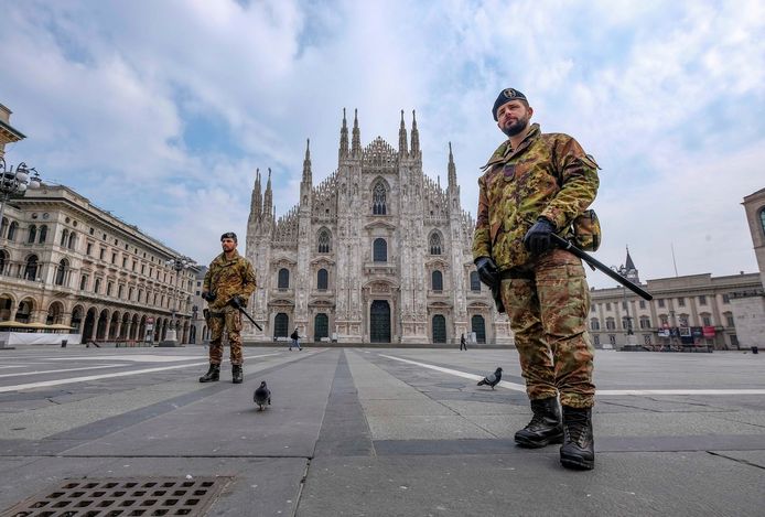 Italiaanse soldaten patrouilleren in het kader van de lockdown in Milaan.