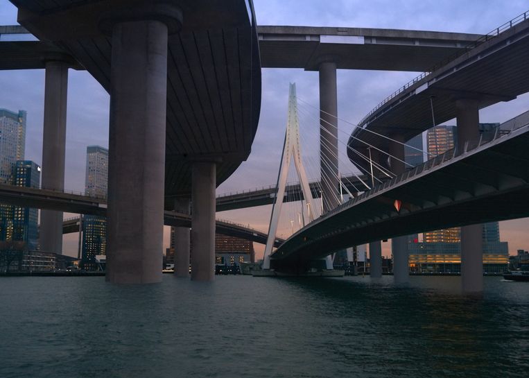 Een impressie van de Rotterdamse Erasmusbrug in de toekomst. Beeld Koen Hauser
