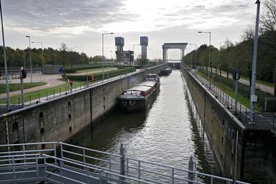 Sluizen bij Tiel alweer open voor schippers