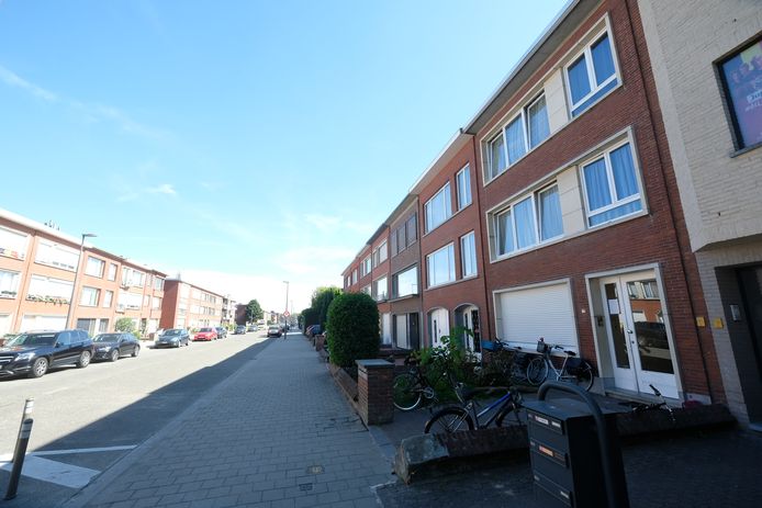 De feiten speelden zich af in deze huurwoning (rechts)  in Deurne-Noord.