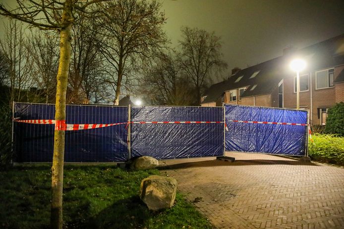 De woning in Nijkerk, waar een overleden persoon werd gevonden, is afgeschermd.