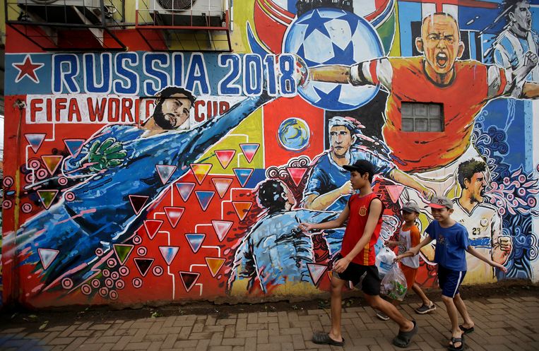 Een muurschildering in Jakarta ter promotie van het WK in Rusland. Beeld AP