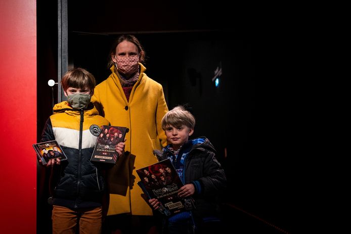 Liesbeth en haar zoontjes kochten het 100.000ste ticket voor de nieuwe 'Nachtwacht'-film