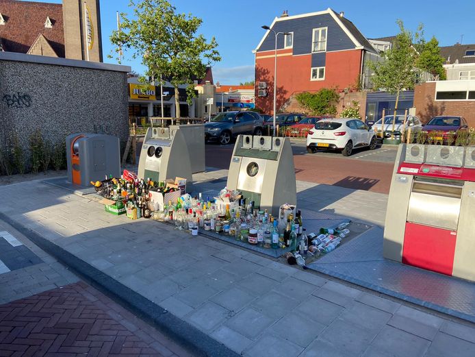 Flesjes naast de container in de Emmastraat in Naaldwijk.