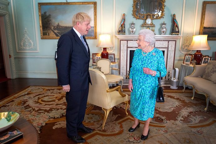 Boris Johnson (links) op audiëntie bij de Britse koningin Elizabeth II op 24 juli van dit jaar.