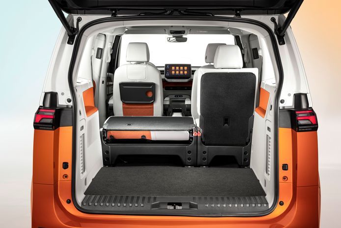 The luggage space of the ID.Buzz is enormous: with the rear seats folded down, it can carry more than 2200 liters