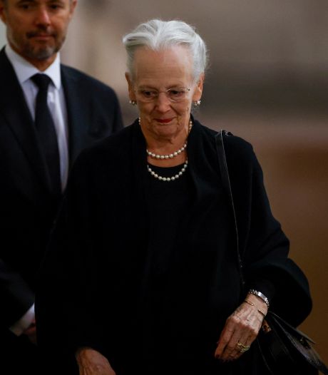 Deense koningin Margrethe positief getest op corona, zat maandag nog naast Nederlandse royals