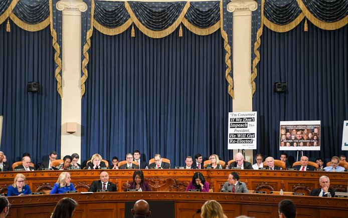 De commissie voor Justitie van het Amerikaanse Huis van Afgevaardigden heeft ervoor gestemd om twee aanklachten in de afzettingsprocedure tegen de Amerikaanse president Donald Trump aan het Huis voor te leggen.