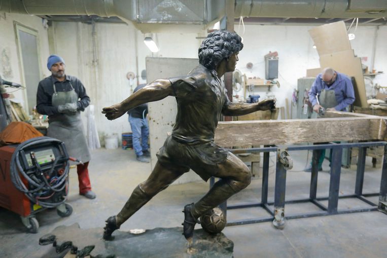 In Napels wordt gewerkt aan een levensgroot bronzen beeld van Diego Maradona.  Beeld AFP