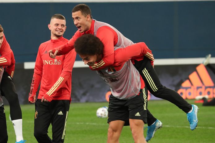 Eden Hazard tijdens training van Rode Duivels op de rug van Axel Witsel.